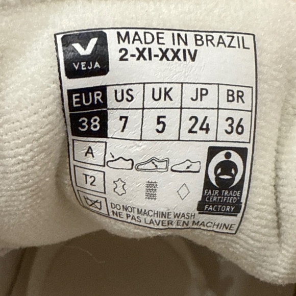 Veja V-90 Sneakers - Picture 7 of 7